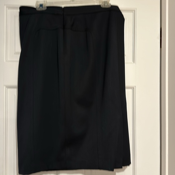 ANNE KLEIN New York lined  black pencil skirt. like New .  12 - Picture 3 of 7